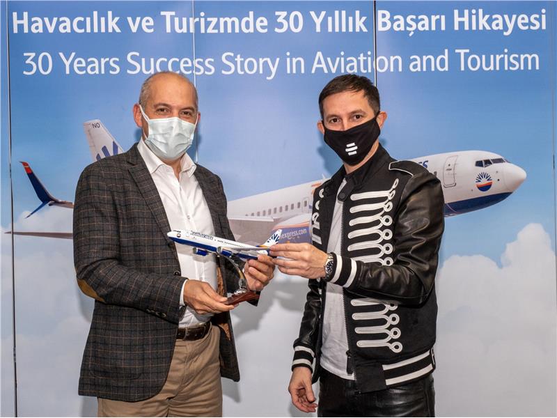 SunExpress, DJ Burak Yeter’in hava yolu partneri oldu