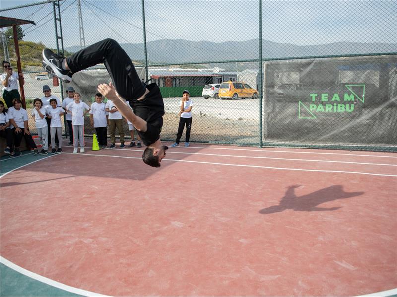 Team Paribu sporcuları, Hatay’da İhtiyaç Haritası ile inşa edilen spor alanında çocuklarla bir araya geldi