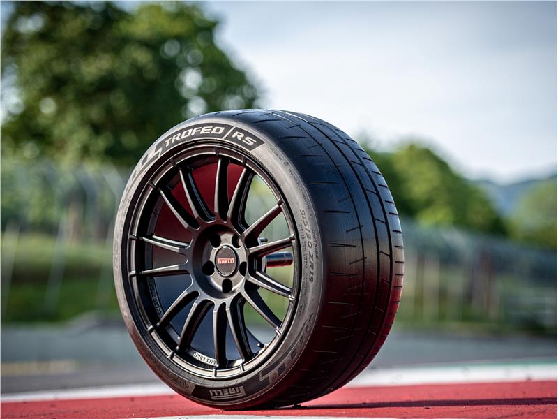 PIRELLI P ZERO TROFEO RS, YOL LASTİKLERİ YELPAZESİNİN EN SPORTİF LASTİĞİ OLARAK DOĞDU