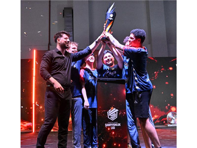 LoL Yaz Mevsimi Finali’nde şampiyon Papara SuperMassive