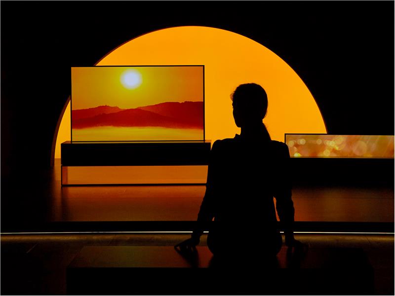 LG’nin Kıvrılabilir OLED TV’si Milano Tasarım Haftası’nda Parladı