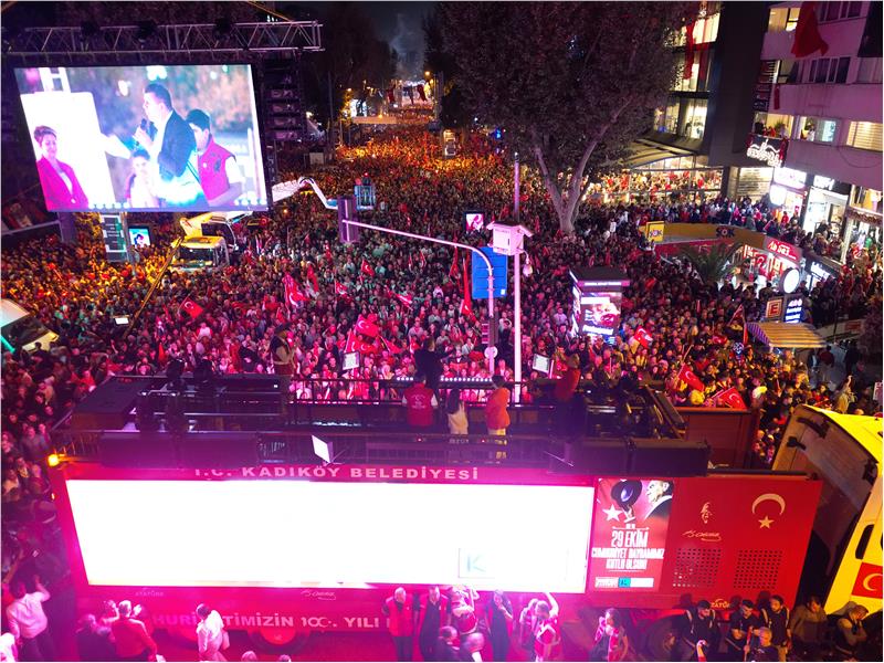 KADIKÖY, CUMHURİYET’İN 100. YILINI YÜZ BİNLERCE KİŞİYLE KUTLADI