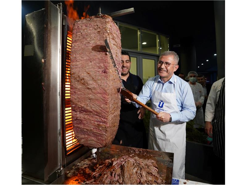 ÜSKÜDAR BELEDİYESİ, İFTAR SAATİNDE KÜTÜPHANEDE KİTAP OKUYUP DERS ÇALIŞAN ÖĞRENCİLERE DÖNER İKRAMINDA BULUNDU