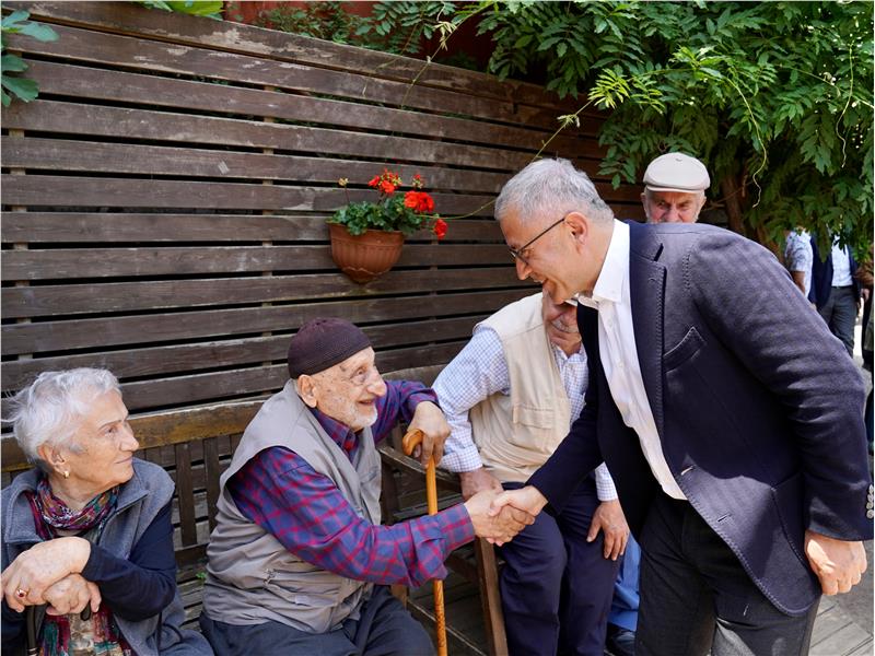 ÜSKÜDAR’DA FİDELER TOPRAKLA BULUŞTU, ORTAYA RENKLİ GÖRÜNTÜLER ÇIKTI