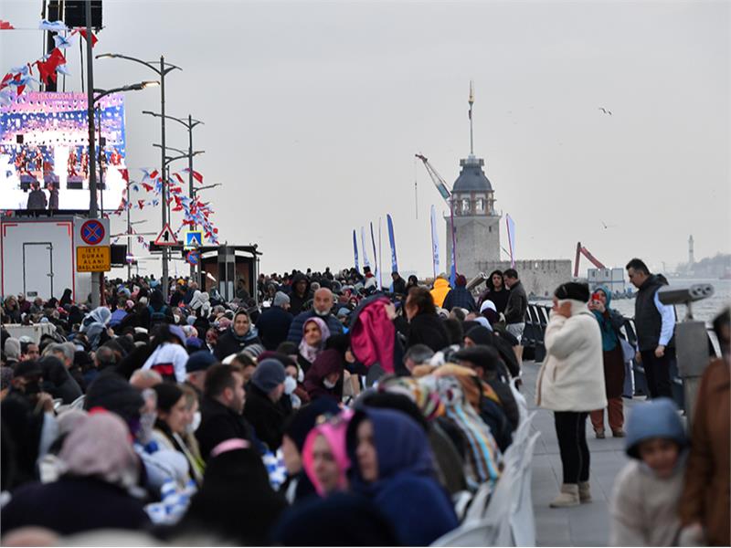 YILIN EN BÜYÜK İFTAR SORFASI ÜSKÜDAR’DA BU KEZ DEPREMZEDELER İÇİN KURULDU