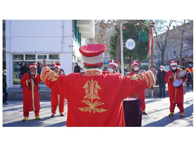 BELEDİYE BAŞKANI KÖSÜN BAŞINA GEÇTİ MEHTERANA EŞLİK ETTİ!