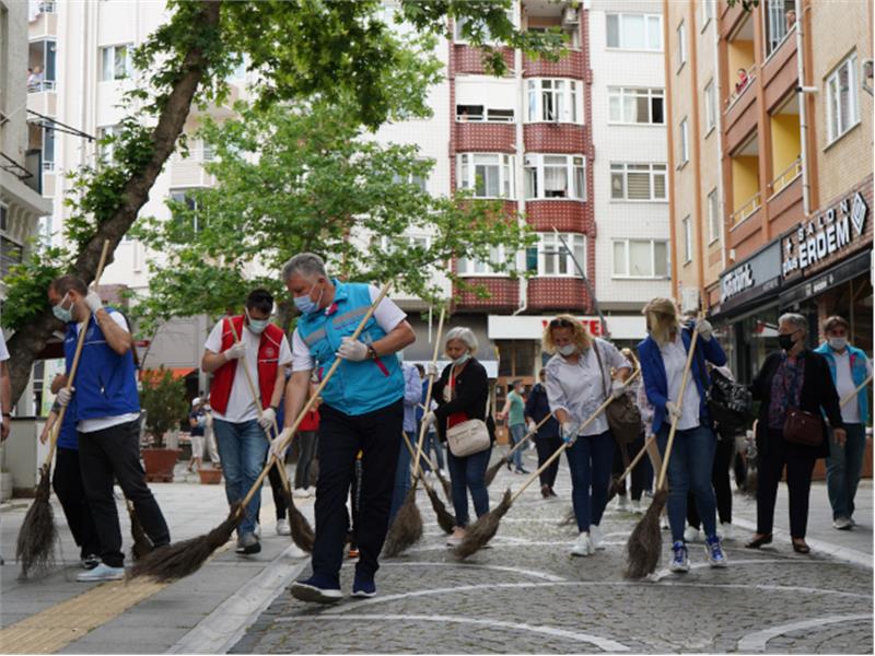 BELEDİYE BAŞKANI GERENLİ SÜPÜRGEYİ KAPTI, VATANDAŞLA SOKAKLARI SÜPÜRDÜ