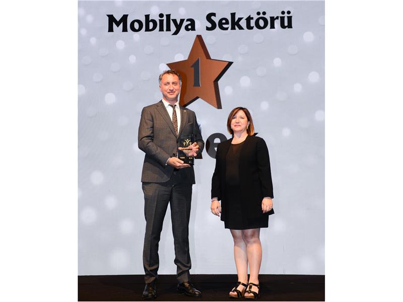 MOBİLYA SEKTÖRÜNÜN EN BEĞENİLEN ŞİRKETİ ÇİLEK MOBİLYA’YA ÖDÜL VERİLDİ