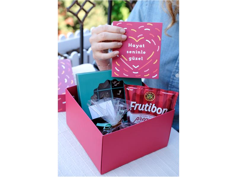 Bu Anneler Günü’nde Mutlu Anılarınızı Bir Kutu Çikolata ile Hediye Edin!