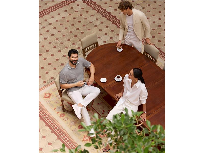 Burak Özçivit, Altınyıldız Classics ile  “Şehirden Uzakta” 