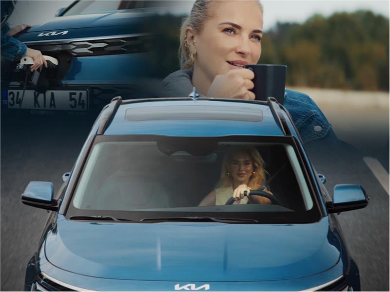 Burcu Esmersoy şehrin enerjisini Kia Niro EV ile keşfediyor