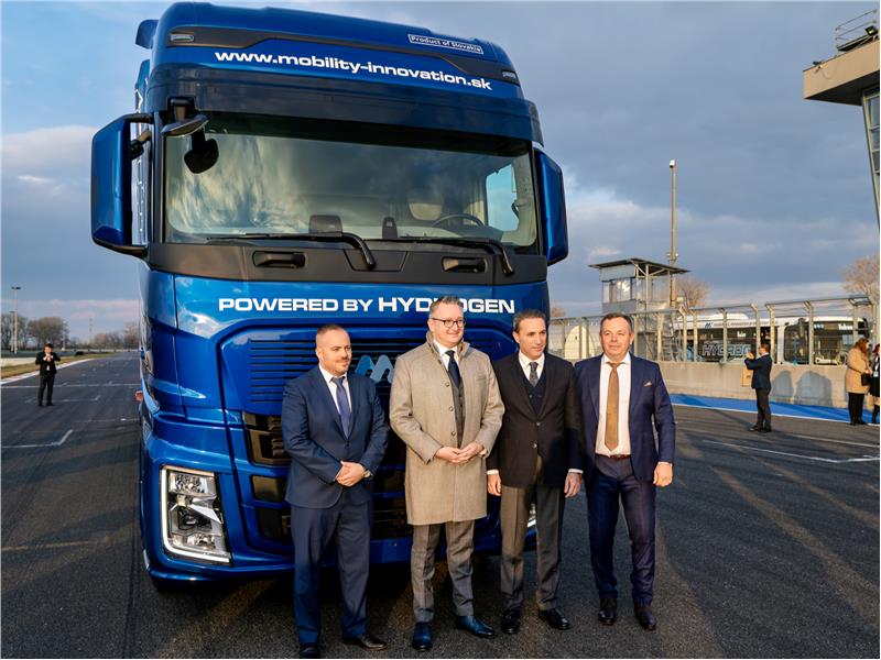 SLOVAKYA'DA HİDROJENLİ KAMYON FORD TRUCKS DESTEĞİ İLE HAYATA GEÇTİ  