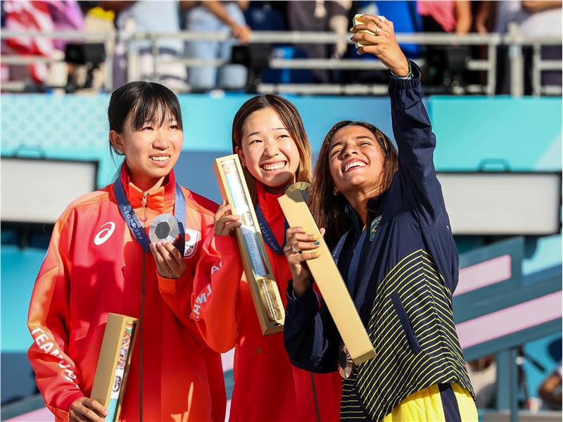 Paris 2024’ün ilk madalya sevinci Galaxy Z Flip6 Olimpiyat özel sürümüyle çekilen Zafer Selfie’leriyle ölümsüzleşti