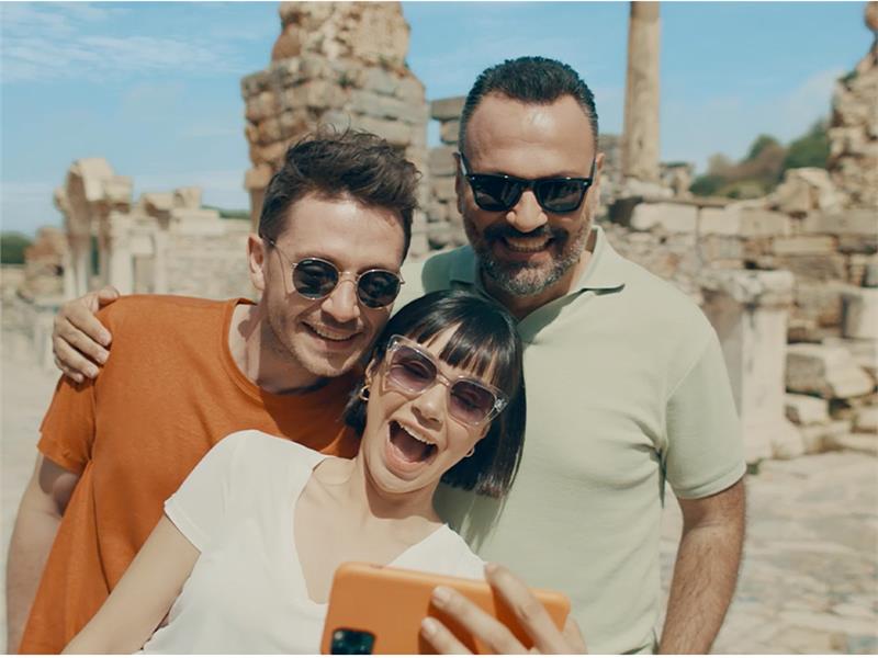 Atasun Optik’ten Dünya Selfie Günü’nde Çekeceğiniz Mutlu Karelere Havalı Dokunuşlar