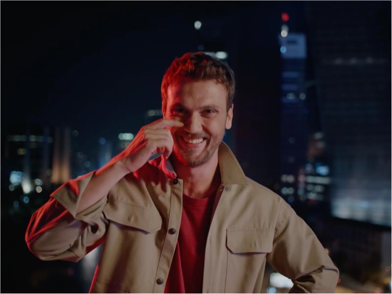 ÜNLÜ OYUNCU ARAS BULUT İYNEMLİ,  VODAFONE’UN REKLAM YÜZÜ OLDU