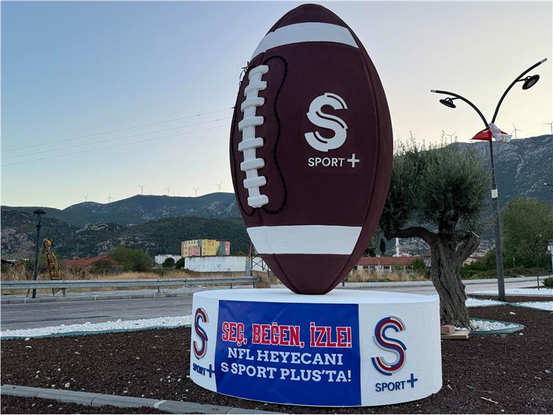 S SPORT PLUS, NFL İÇİN KIRKAĞAÇ’TA KAVUNA BENZER AMERİKAN FUTBOL TOPU HEYKELİ DİKTİ!