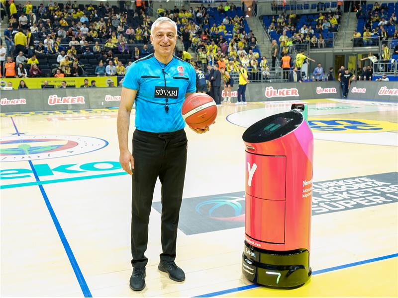 Yemeksepeti'nin Teslimat Robotu YEBO'dan, Fenerbahçe Beko-Galatasaray Nef Basketbol Maçında Bir İlk!