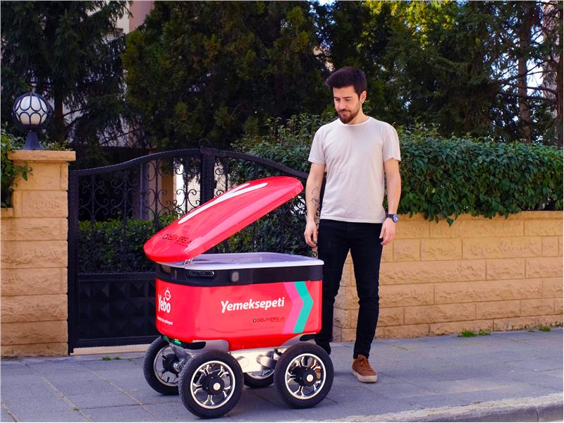 Yemeksepeti'nin Yemek Teslimat Robotu YEBO, Caddebostan Sokaklarına Döndü!