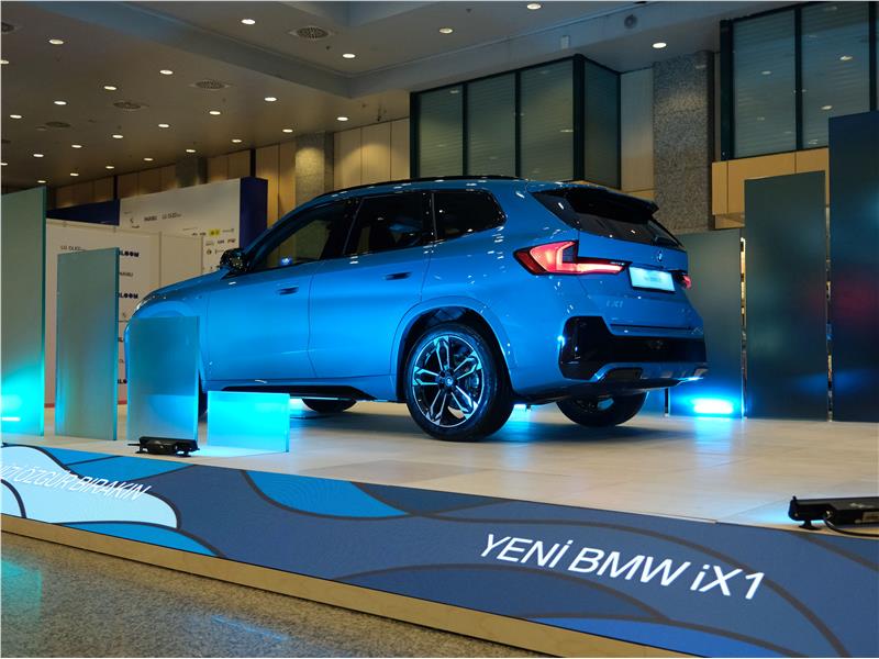 Tamamen Elektrikli Yeni BMW iX1 CI Bloom'da Sanatseverlerle Buluşuyor