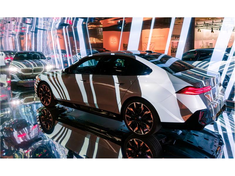 Yeni BMW i5’ten ilham alan "The Electric AI Canvas" enstalasyonu Contemporary Istanbul’da