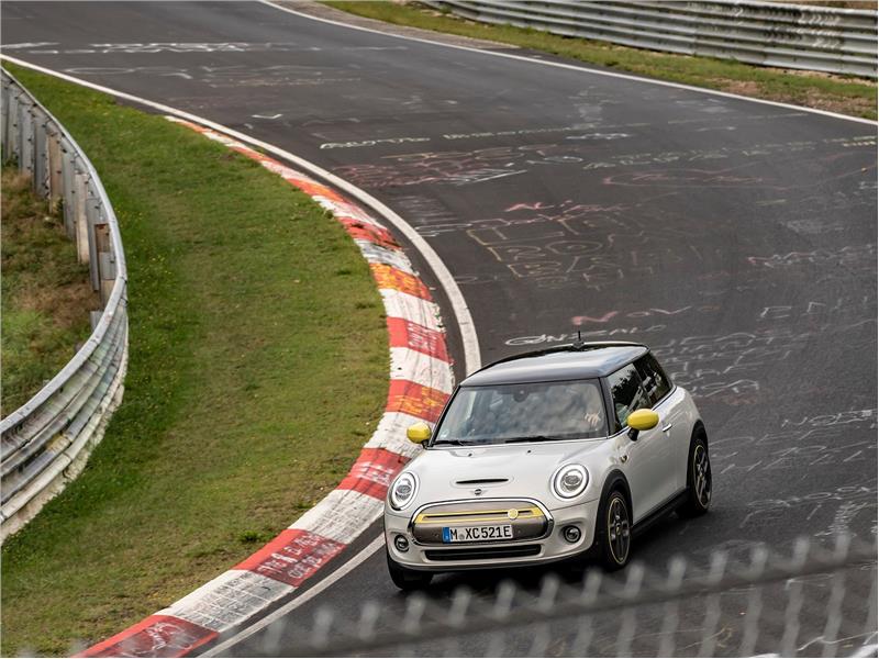 MINI Electric  Fren Pedalına Basmadan  Nürburgring’de Bir Turu Tamamladı