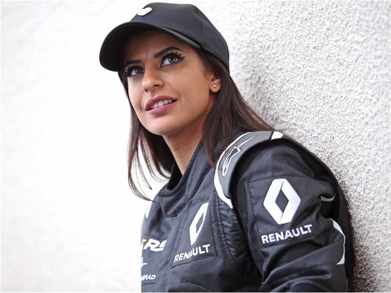 Renault F1 otomobilinde Suudi bir kadın sürücü