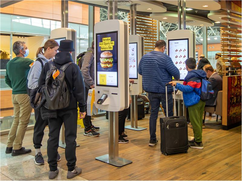 McDonald’s Türkiye’nin son teknoloji dijital sipariş ekranları ilk kez Sabiha Gökçen Havalimanı’nda!
