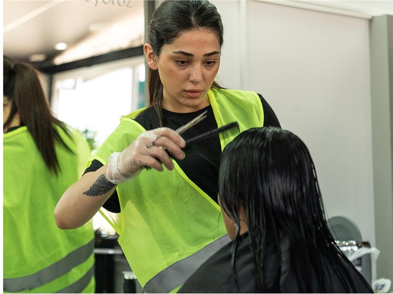 L’Oréal çalışanlarının inşa ettiği mobil güzellik servisleri tırı deprem bölgesinde 6 bin kadına nefes olmak için çalışmaya başladı