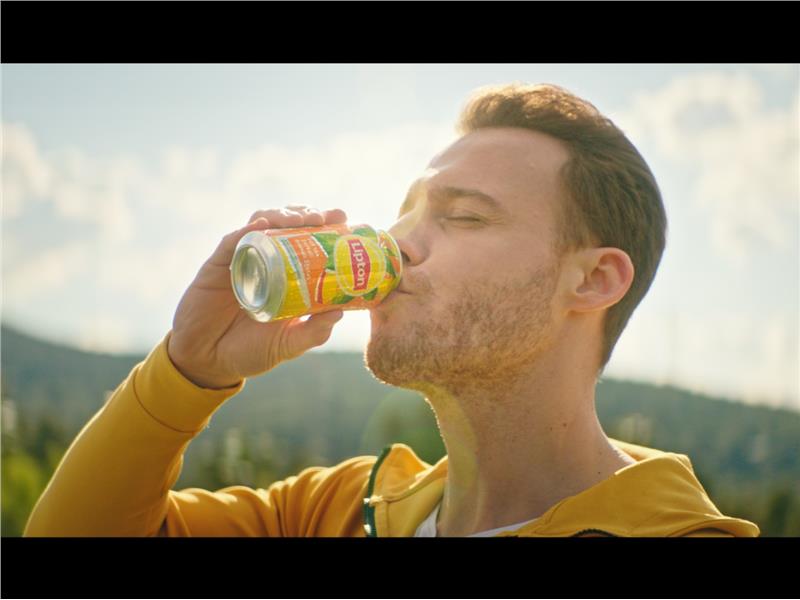 Kerem Bürsin Lipton Ice Tea ile görüntülendi!