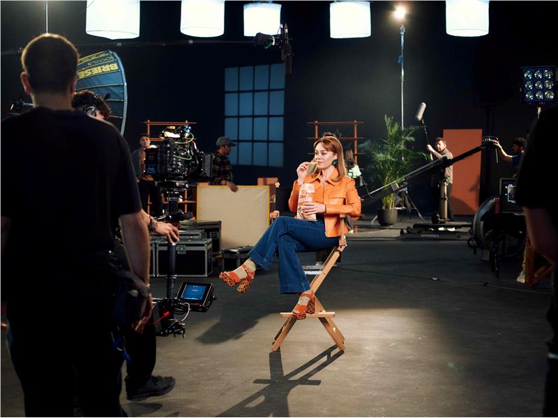 DEMET EVGAR’DAN YEPYENİ LAY'S REKLAM FİLMİ...