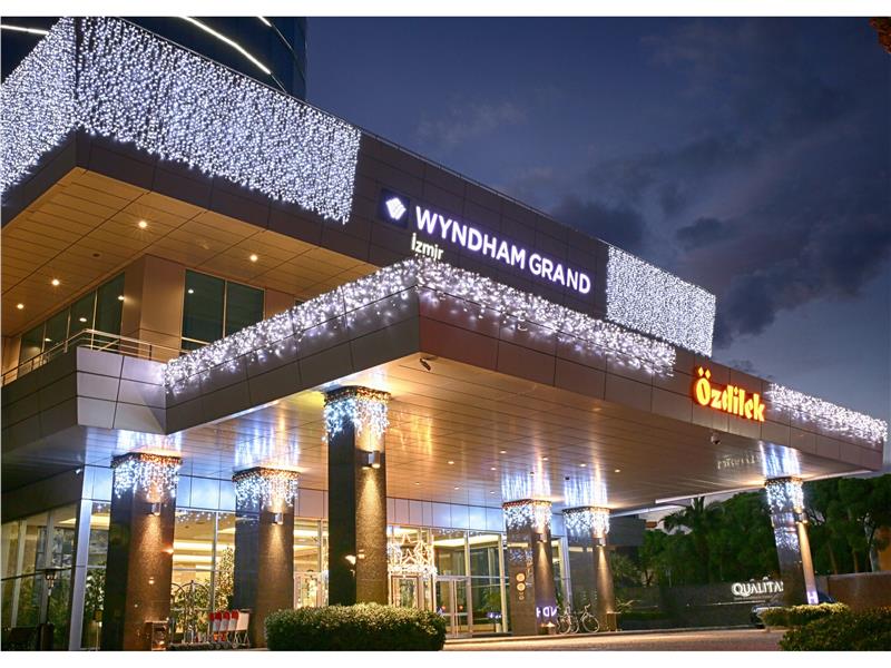 Yeni yıla görkemli bir gecede 'merhaba' demek isteyenlerin ilk adresi Wyndham Grand İzmir Özdilek