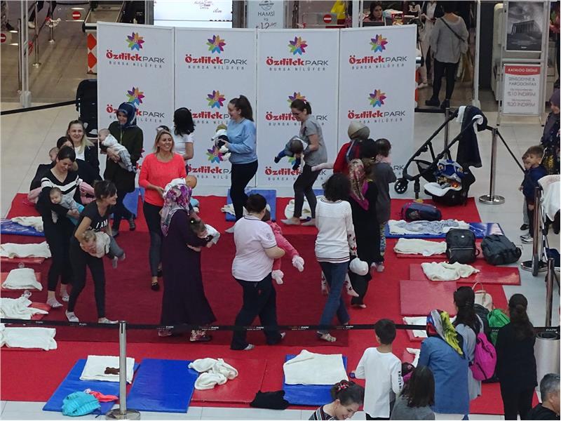 ÖzdilekPark Bursa Nilüfer'de, bebekler anneleri ile yoga yaptı